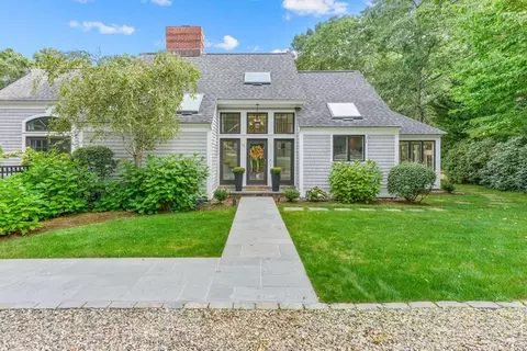35 Hook Dr, Mashpee, MA 02649