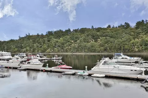 60 Merrimac St #201, Amesbury, MA 01913