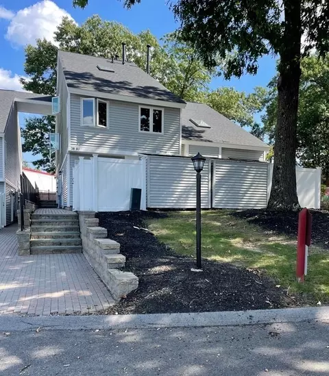 78 Meadow Pond Dr #B, Leominster, MA 01453