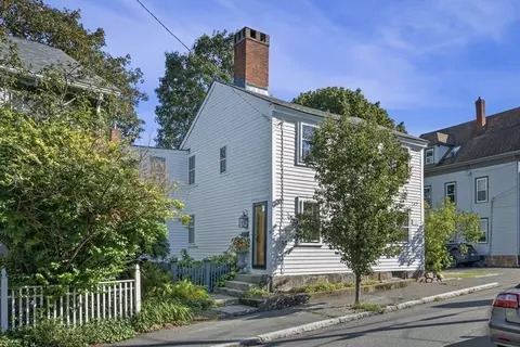 35 Wallis St, Beverly, MA 01915 photo 3