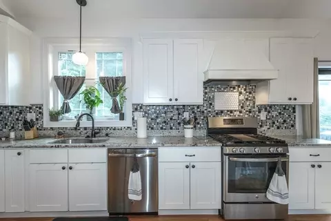 41 Alwin Pl, Springfield, MA 01128 photo 6