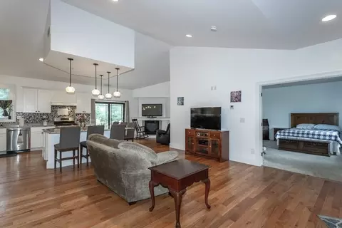 41 Alwin Pl, Springfield, MA 01128 photo 9
