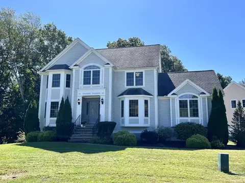 7 Boxwood Cir, Dracut, MA 01826
