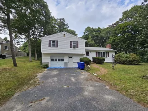33 Cypress St, Bourne, MA 02532