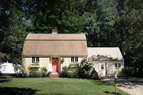 9 Walnut Rd, Wenham, MA 01984