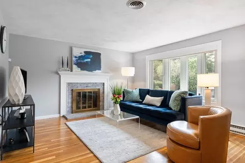 4 Rayner Cir, Stoneham, MA 02180