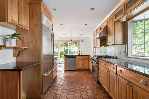 9 Brown St, Beverly, MA 01915 photo 11