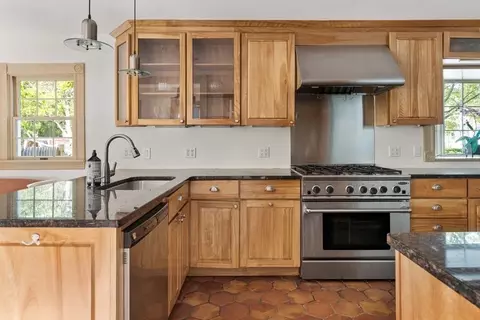 9 Brown St, Beverly, MA 01915 photo 13