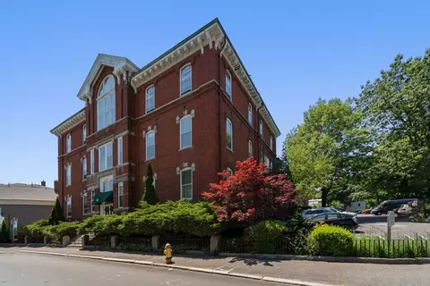 35 Flint St #201, Salem, MA 01970