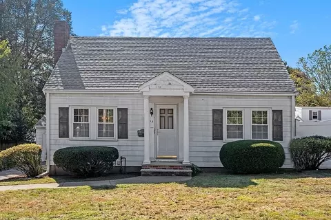 13 Sherwood Rd, Stoneham, MA 02180