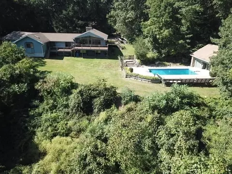 8 Birch Bluff Rd, Montgomery, MA 01085