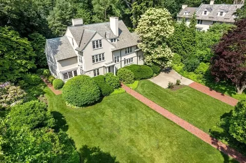 34 Bradford Rd, Wellesley, MA 02481