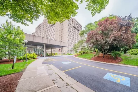 250 Hammond Pond Pkwy #305S, Chestnut Hill, MA 02467