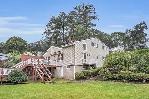 52 Waverly Rd, Woburn, MA 01801