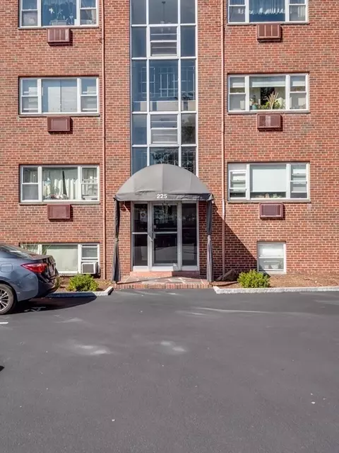 225 Baker St #4, Boston, MA 02132