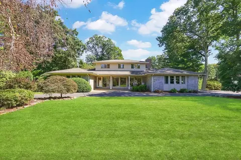 17 Park Dr S, Longmeadow, MA 01106