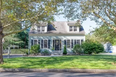 13 Bay Path Ln, Rockland, MA 02370