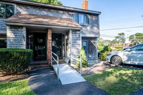 8 Town House Ter #8, Hyannis, MA 02601