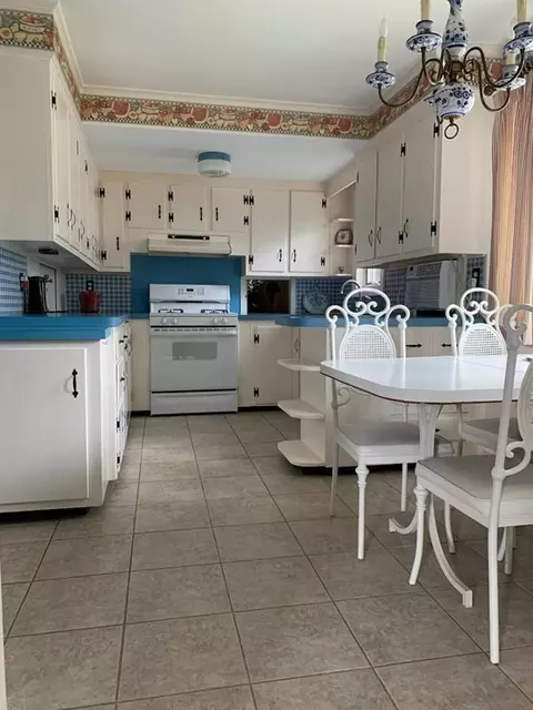 670 Valentine St, Fall River, MA 02720 photo 9