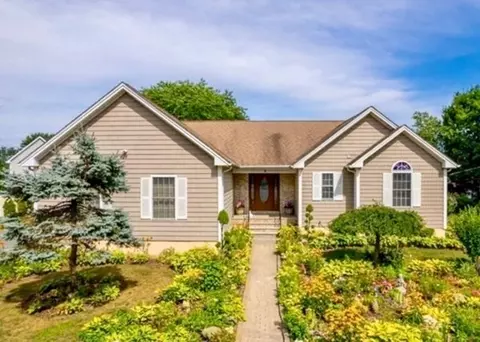 6 Wilbur Ct, Dartmouth, MA 02747