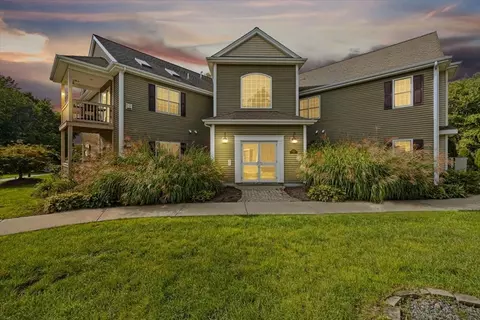 215 Longmeadow Rd #306, Taunton, MA 02780