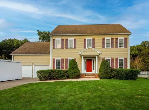 7 Paddock Dr, Plainville, MA 02762