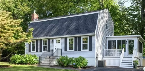 8 Birch St, Amesbury, MA 01913