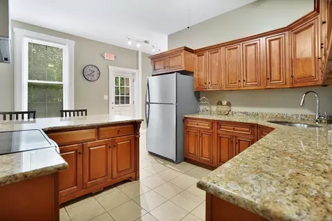 64 Temple St, Springfield, MA 01105 photo 9