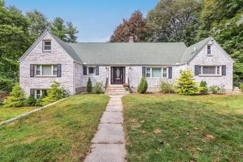 4 Ellis Dr, Worcester, MA 01609