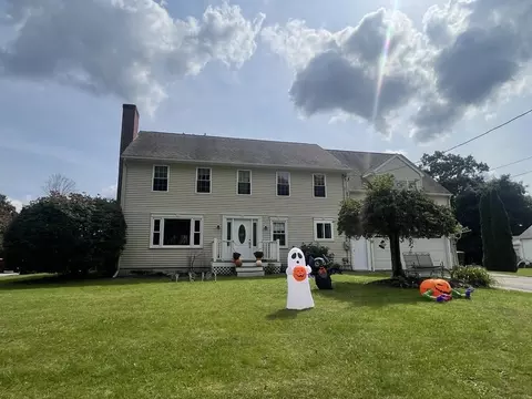 4 Williams Rd, Sturbridge, MA 01566