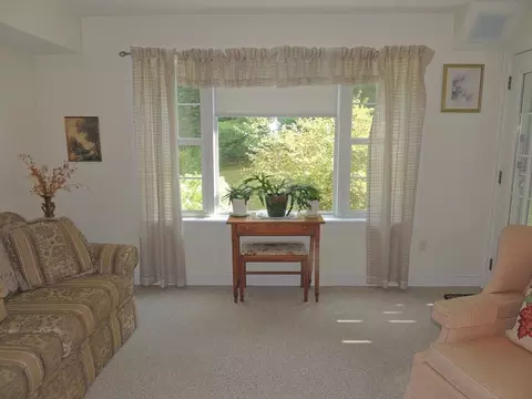 24 Greenleaves Dr #423, Amherst, MA 01002
