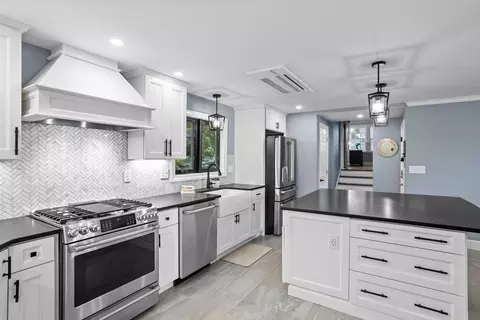 9 Drury Ln, Worcester, MA 01609