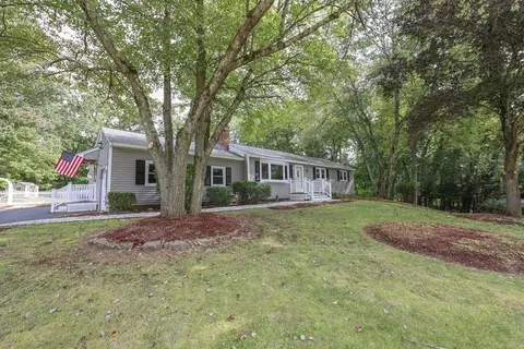 36 Clover Hill Dr, Chelmsford, MA 01824