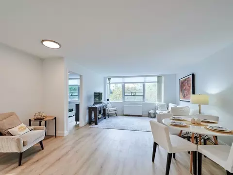 2 Hammond Pond Pkwy #204, Chestnut Hill, MA 02467