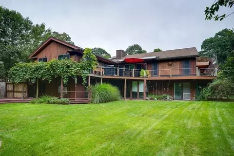 122 Drake Rd, Burlington, MA 01803