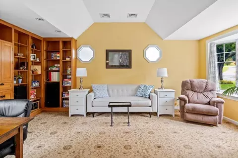 19 Harvey St, Easthampton, MA 01027 photo 4