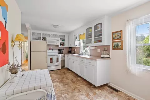 19 Harvey St, Easthampton, MA 01027 photo 9