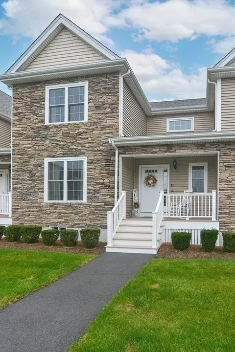 96 Essex Cir #22, Raynham, MA 02767
