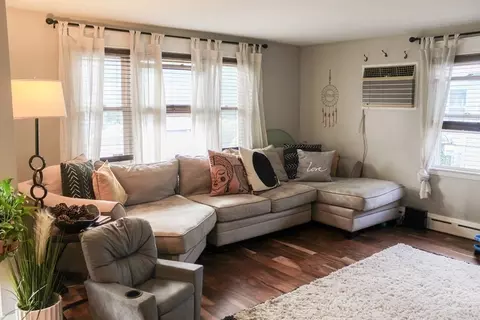 76 Embury St, Springfield, MA 01109 photo 3