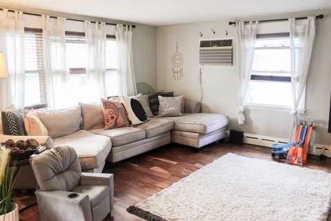 76 Embury St, Springfield, MA 01109 photo 4