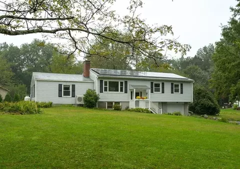 161 Pondview Dr, Amherst, MA 01002