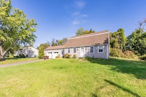 31 Bradford Dr, Agawam, MA 01030