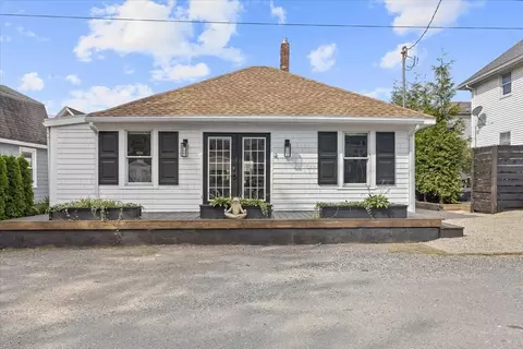 4 Locust St, Onset, MA 02558