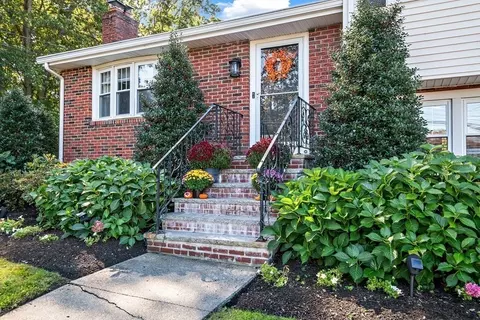 1806 Trapelo Rd, Waltham, MA 02451 photo 6