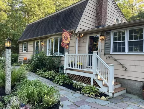 53 Searle St, Georgetown, MA 01833