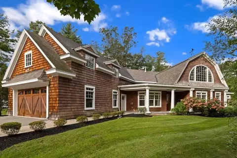 2 Bryant St, Lynnfield, MA 01940
