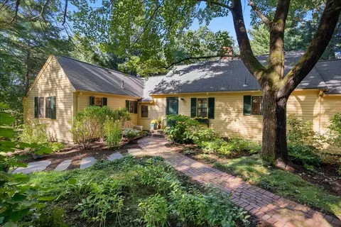 25 Snow St, Sherborn, MA 01770