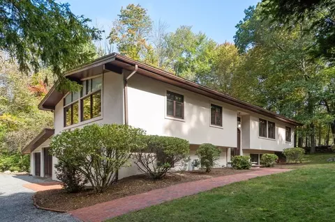 1 Lavelle Ln, Framingham, MA 01701