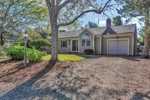 9 Squibnocket Dr, Falmouth, MA 02536