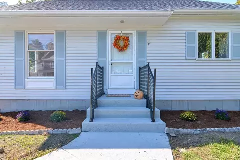 34 Bennett St, Hudson, MA 01749 photo 4